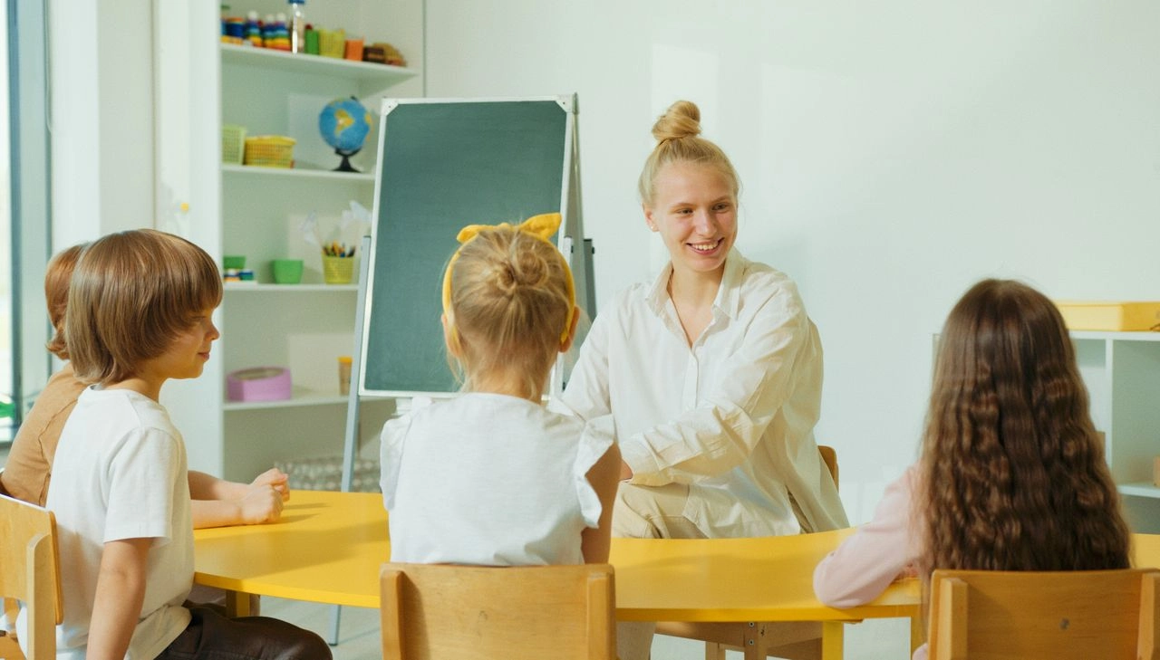 Crianças em momento de aula em escola bilíngue