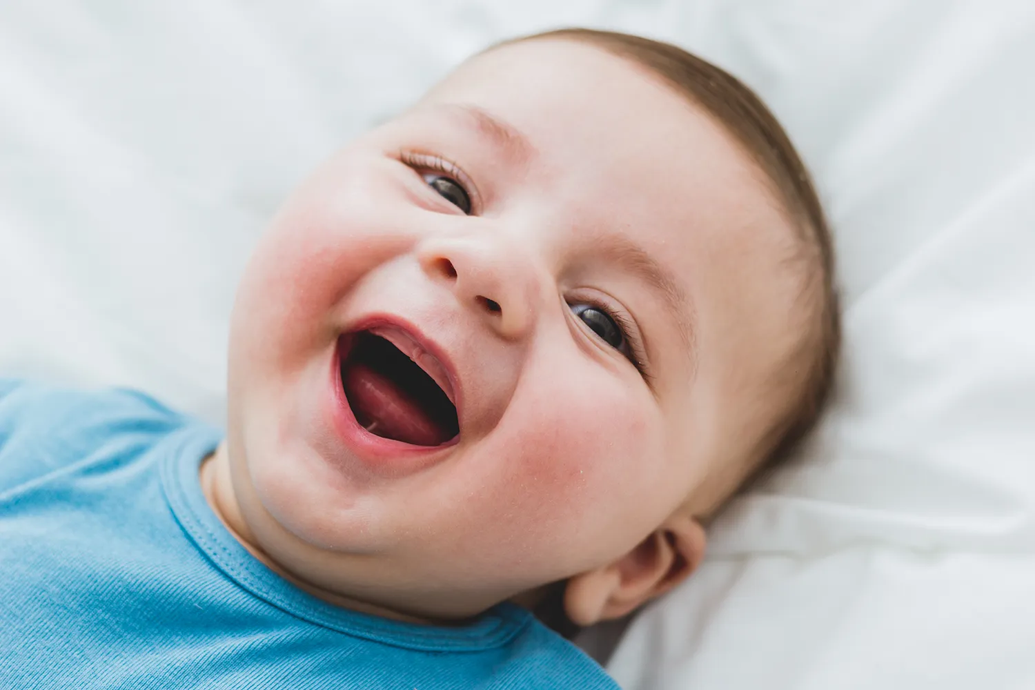 Bebê com frênulo da língua