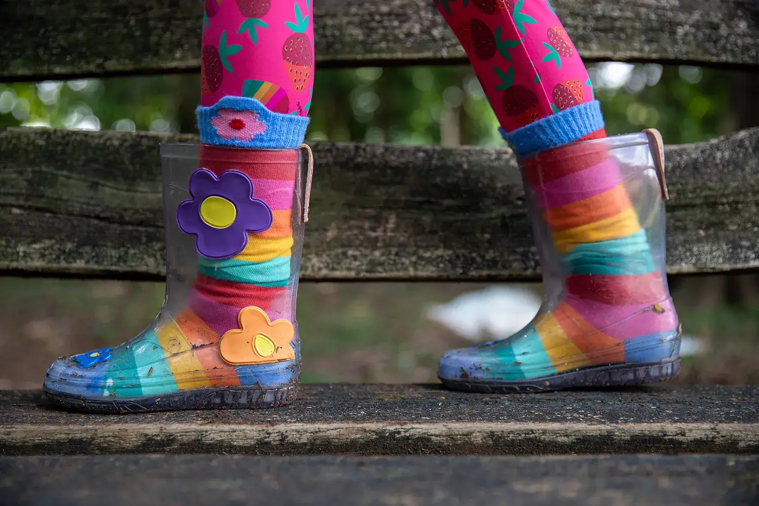 Zoom de galocha infantil para meninas em campanha da marca infantil Jooba