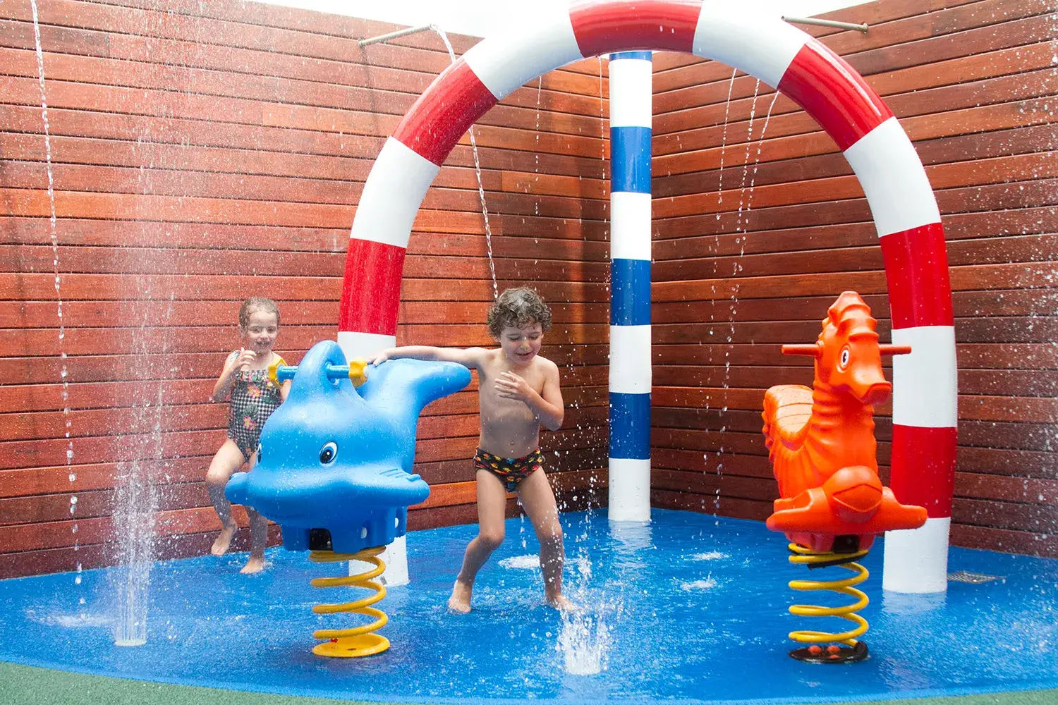 parque aquático com crianças