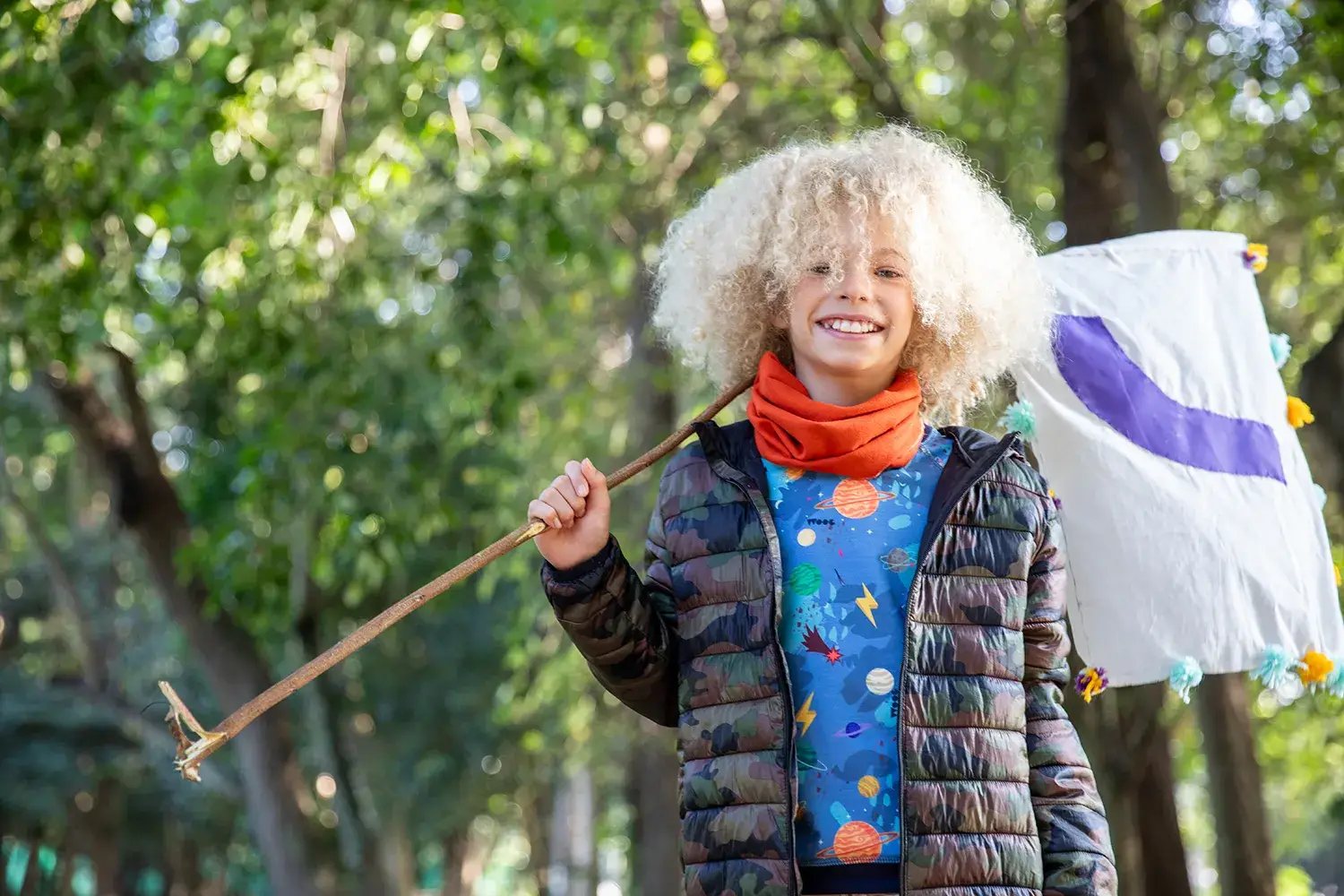 Menino de moletom azul e casaco corta vento infantil militar em campanha da marca infantil Jooba
