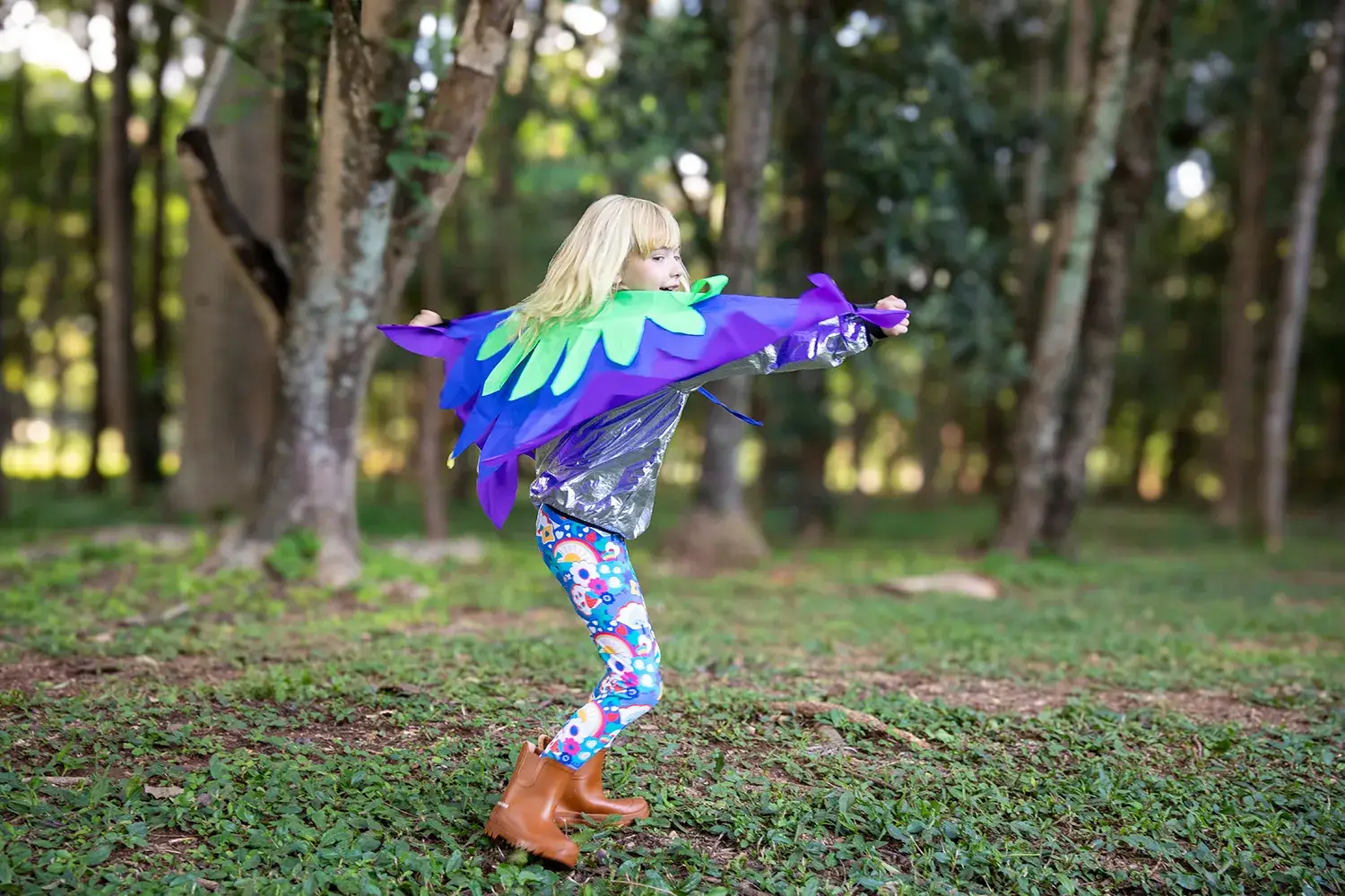 Menina usando fantasia em campanha da marca infantil Jooba