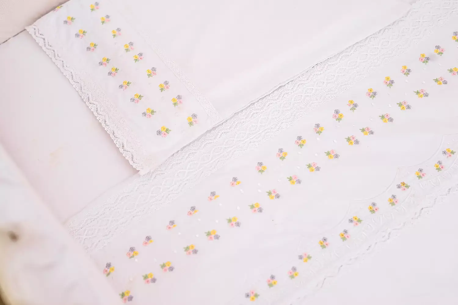 Roupa de cama do enxoval do bebe com flores coloridas - Just Real Moms