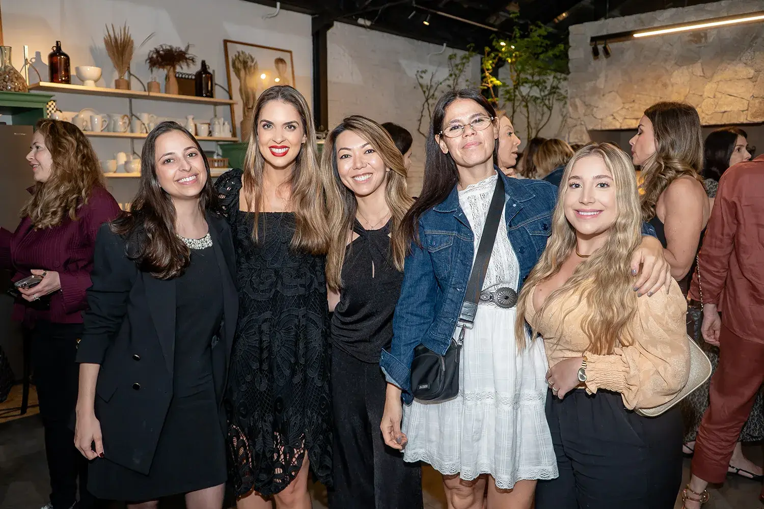 Fernanda Paronetto com equipe Zeiss Vision Care no Petit Comitê com as Mães da Pracinha da Vila Nova Conceição, na Casa DUPAC, com tema de menopausa - Just Real Moms