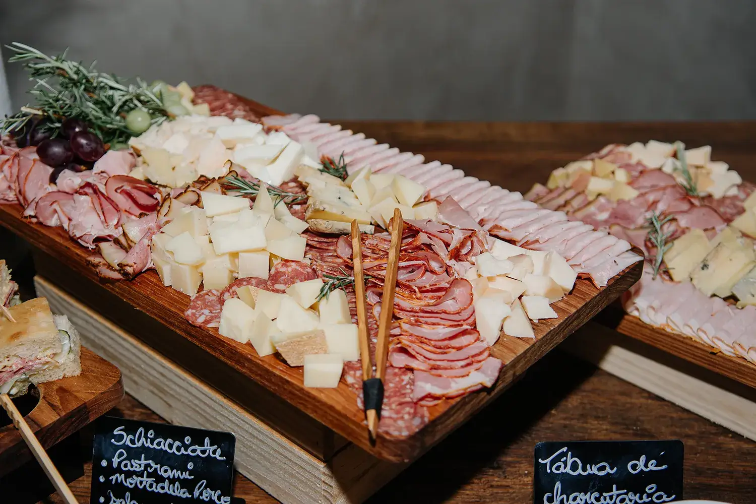 Tábua de frios na Fatto Delicatessen na experiência sensorial das Mães da Pracinha da Vila Nova Conceição e Just Real Moms