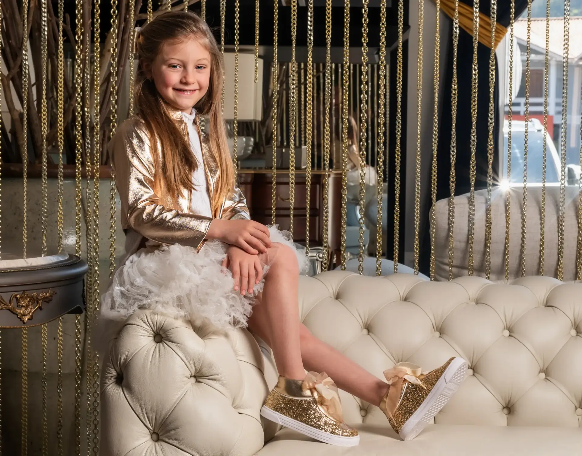Tênis com glitter dourado de meninas adolescentes da Amoreco Calçados