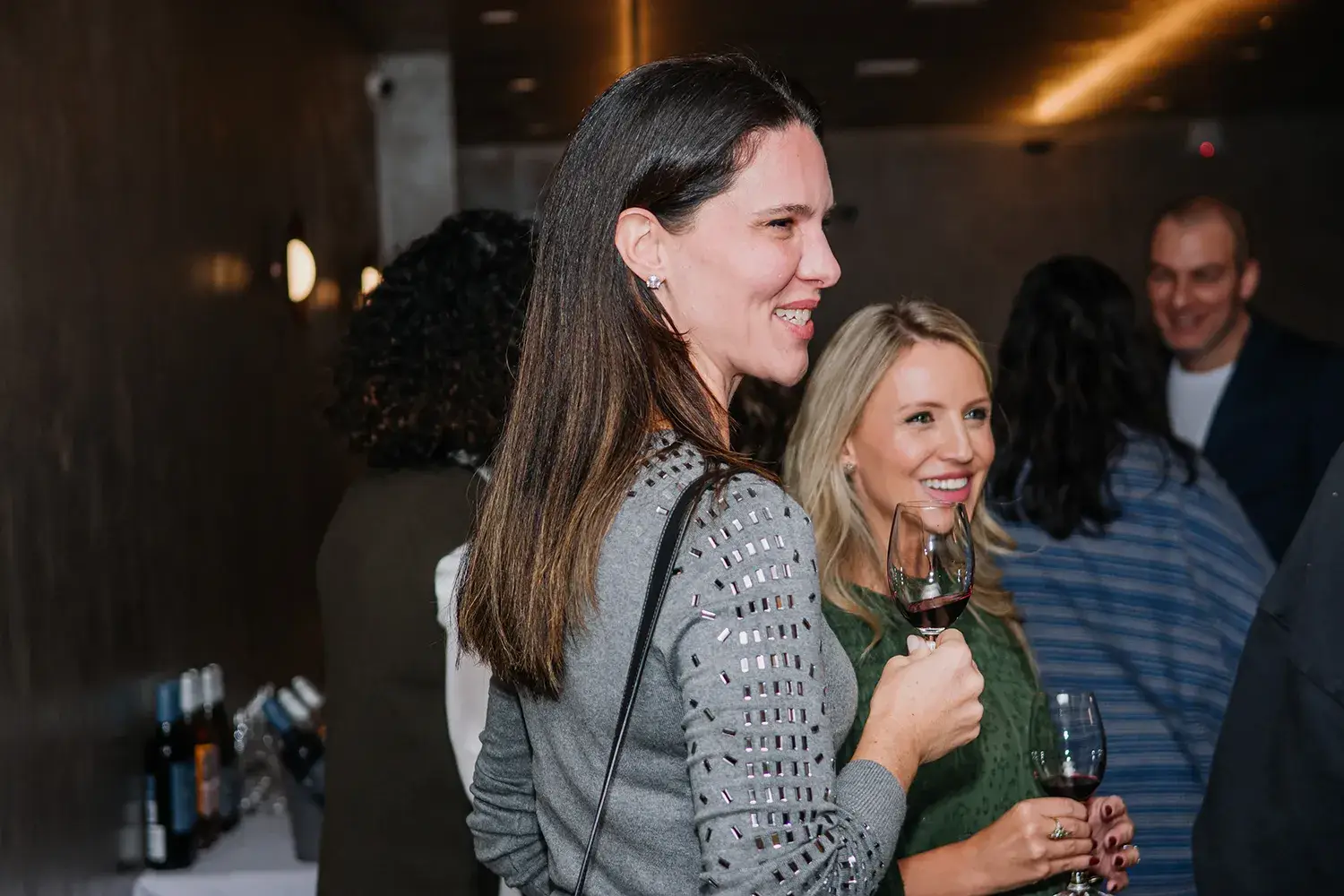 Convidadas conversando na Fatto Delicatessen na experiência sensorial das Mães da Pracinha da Vila Nova Conceição e Just Real Moms