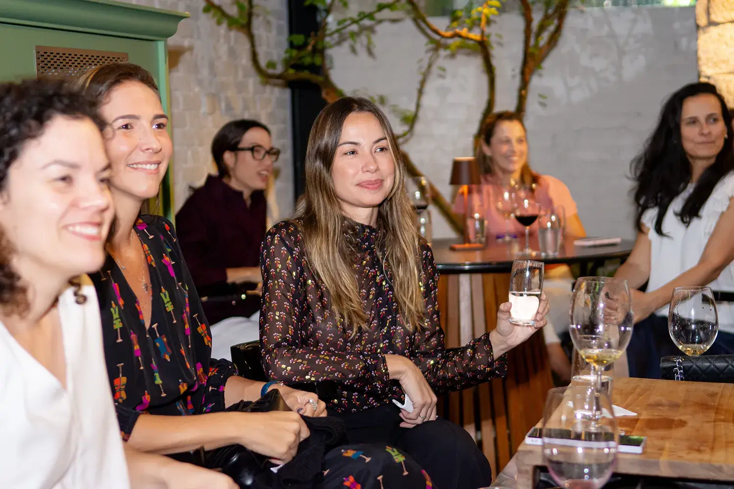 Sorrisos de convidadas no Petit Comité do Just Real Moms - Talk com Isa Minatel para Mães da Pracinha da Vila Nova Conceição