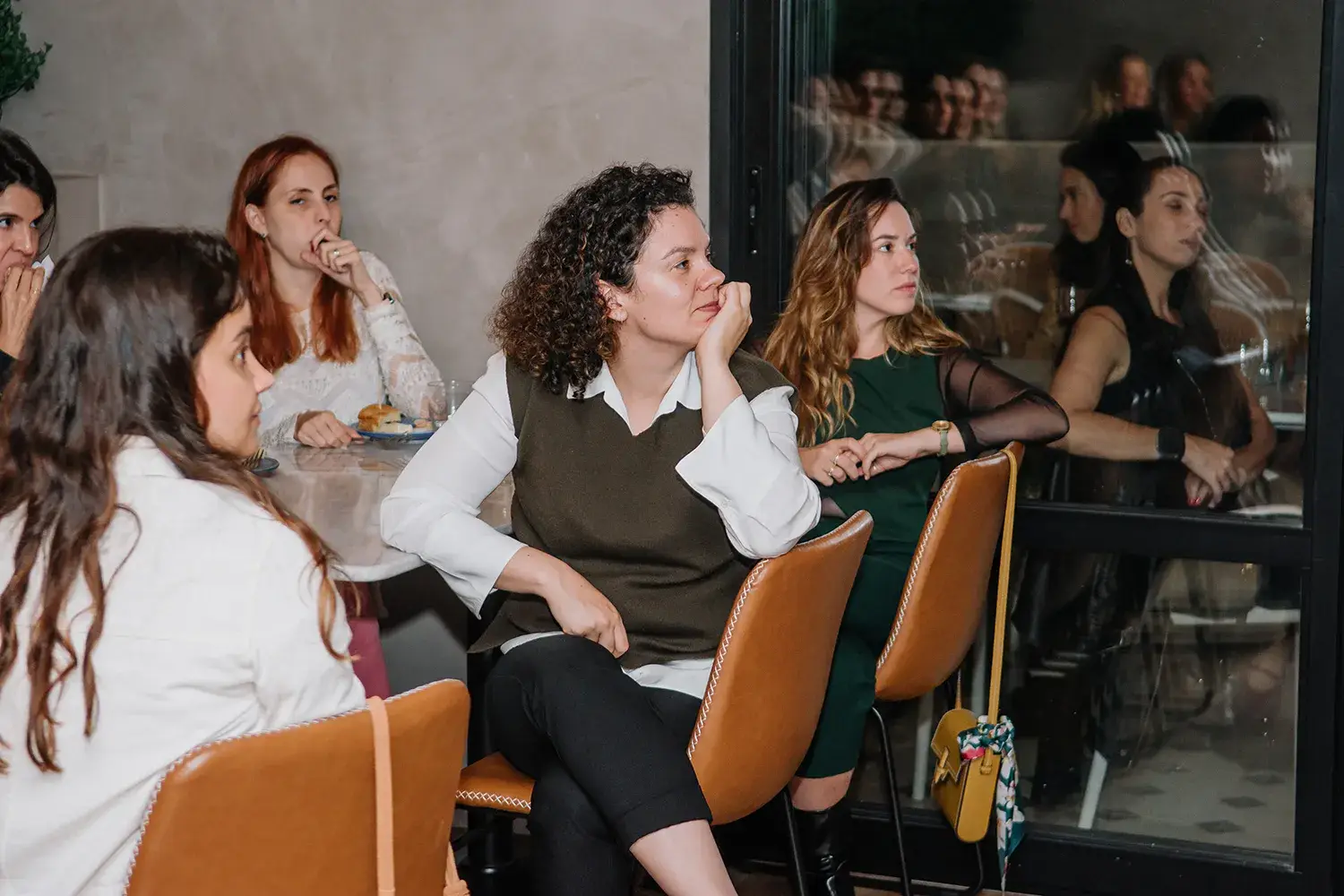 Atenção das convidadas durante o talk - evento de degustação de vinho para as Mães da Pracinha da Vila Nova Conceição e Just Real Moms