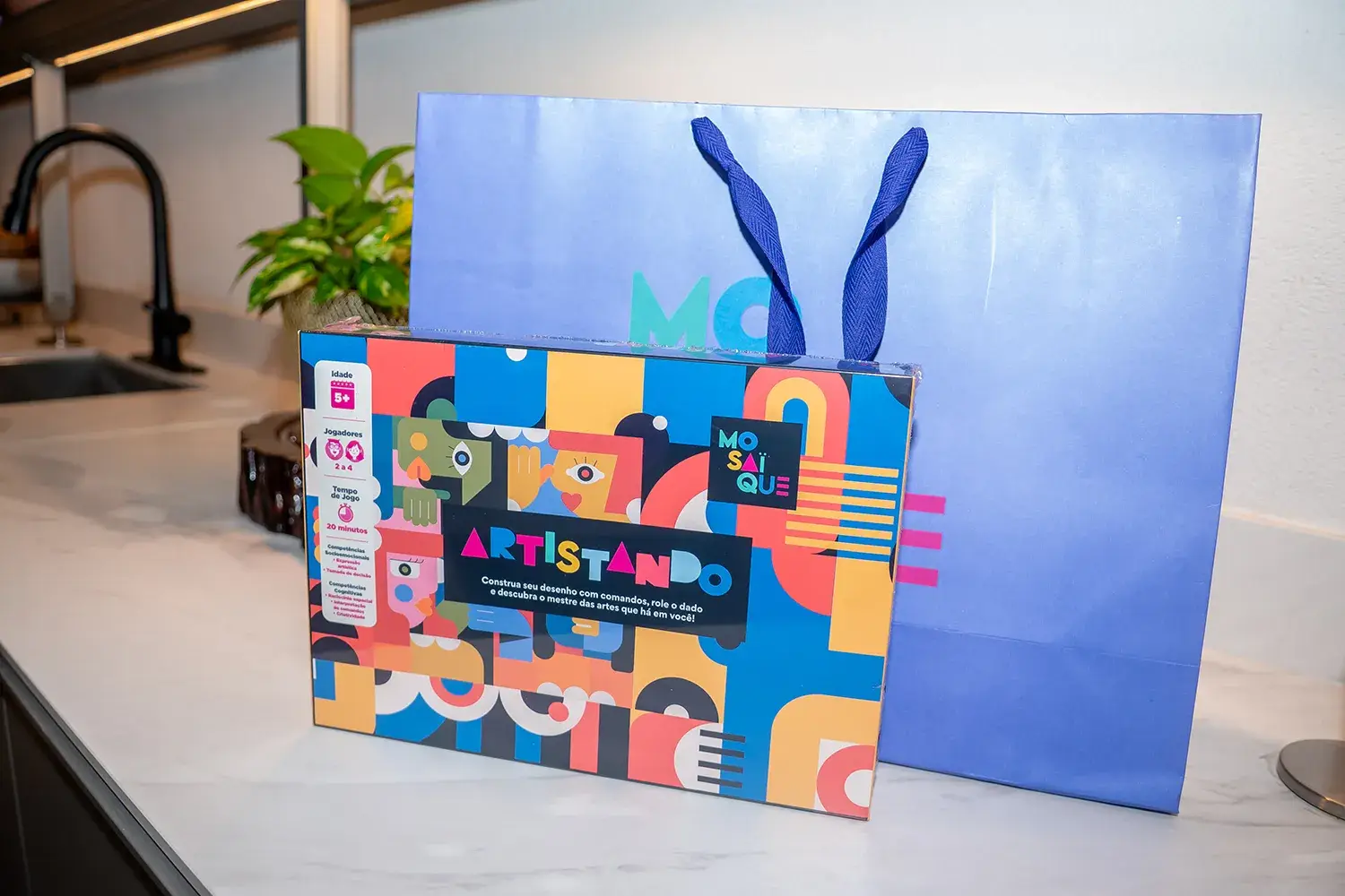 Mosaique Jogos com produto para sorteio no Petit Comitê com as Mães da Pracinha da Vila Nova Conceição, na Casa DUPAC, com tema de menopausa - Just Real Moms