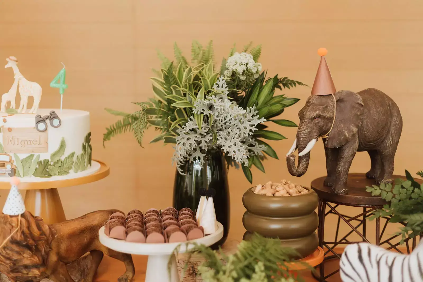 Elefante de madeira e doces em decoração de festa infantil de menino - Just Real Moms