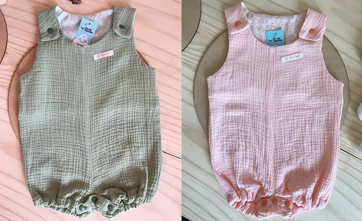 Dois rompers de enxoval de bebê da Novo Sol - verde e rosa