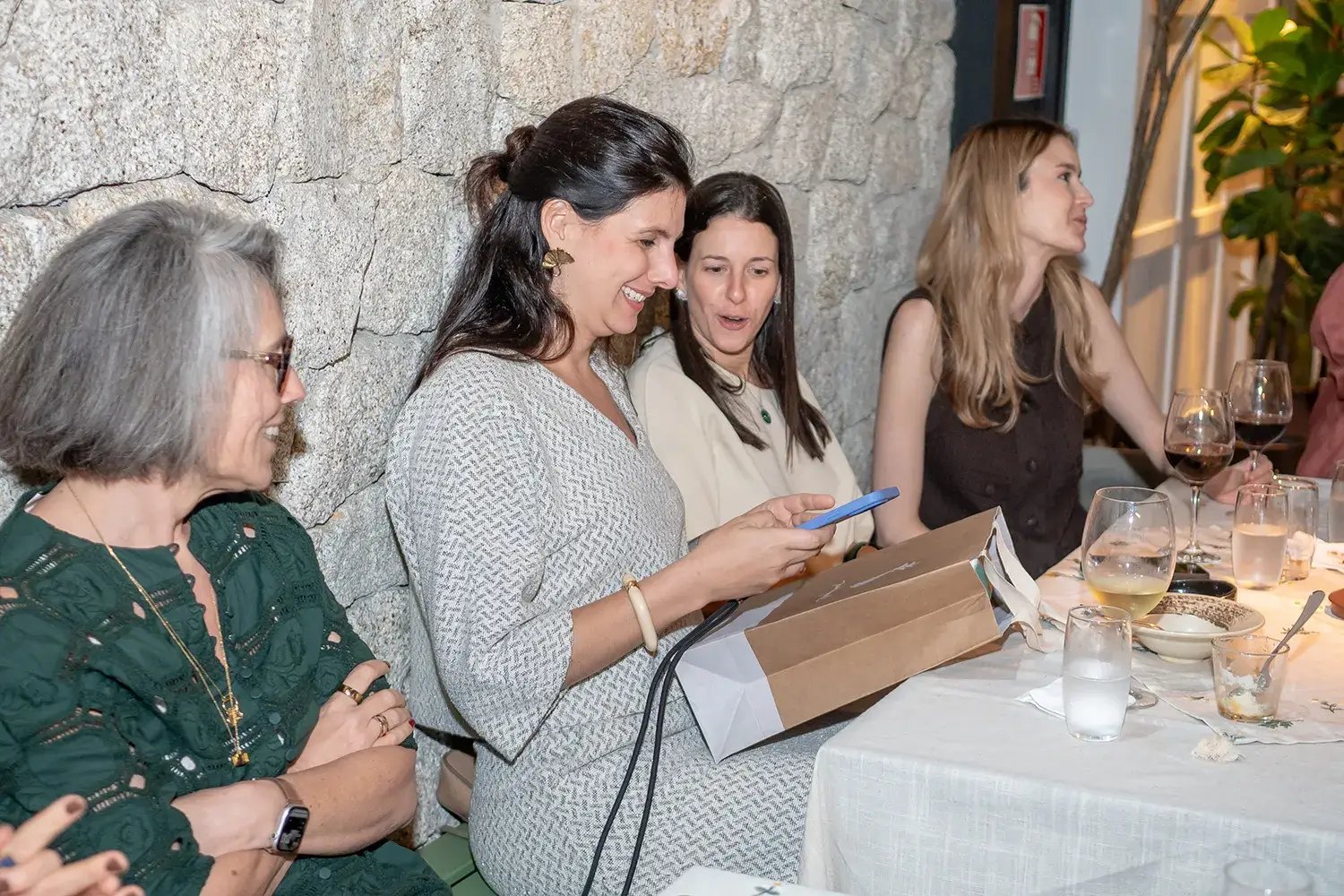 Vera Duarte com gift da Pineapple brand no Petit Comitê com as Mães da Pracinha da Vila Nova Conceição, na Casa DUPAC, com tema de menopausa - Just Real Moms