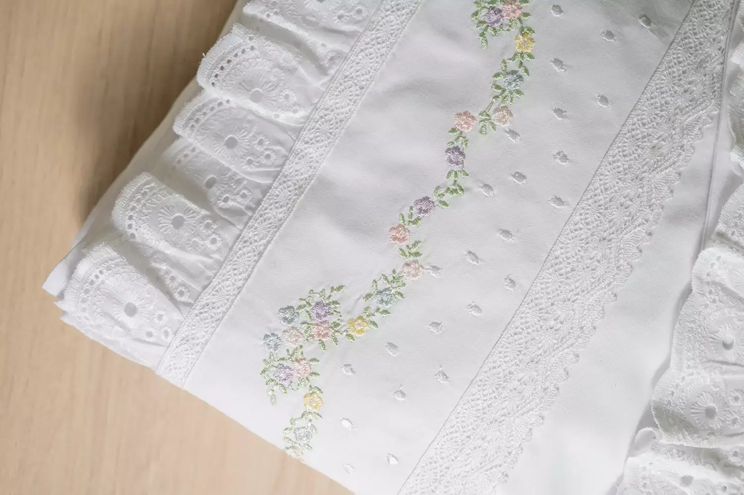 Roupa de cama do bebê com flores coloridas - Just Real Moms