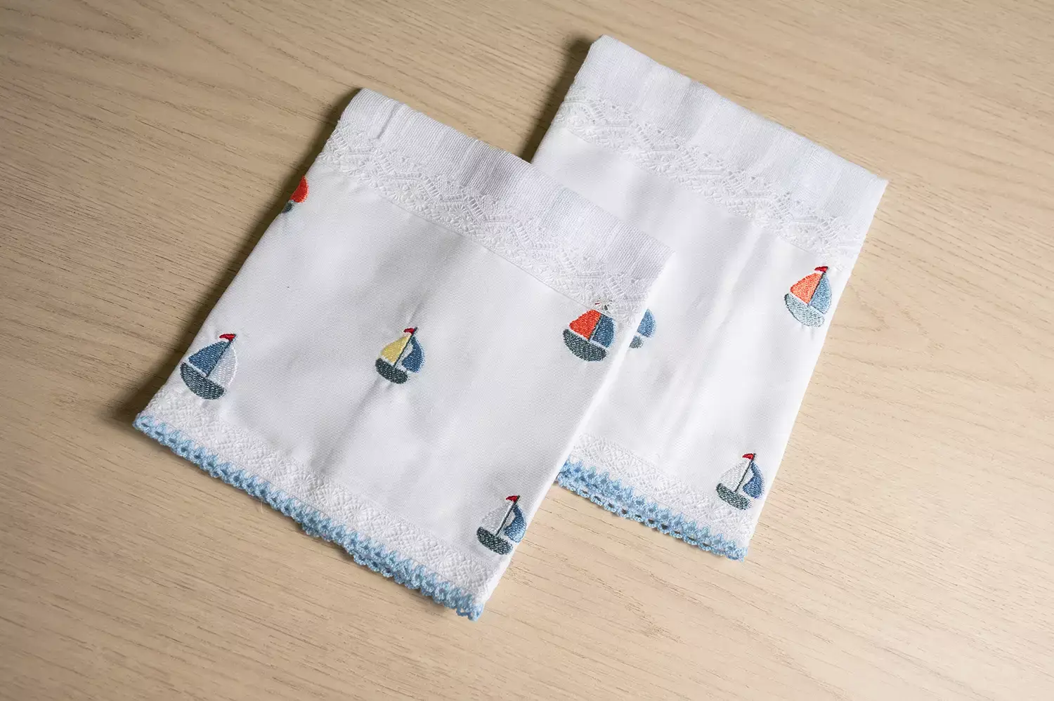 Paninhos de bebê com bordados de barquinhos - Just Real Moms