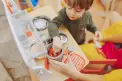 Menino-Espaco-Bolimbola-Locacao-Brinquedos-Educativos-Just-Real-Moms
