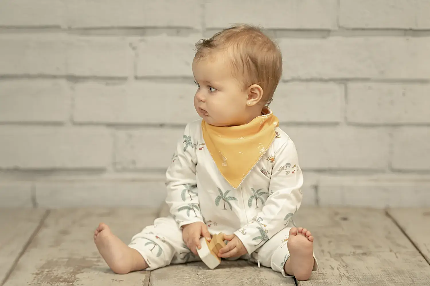 Bebe de roupinha infantil e lenço da Bambini Per Bambini