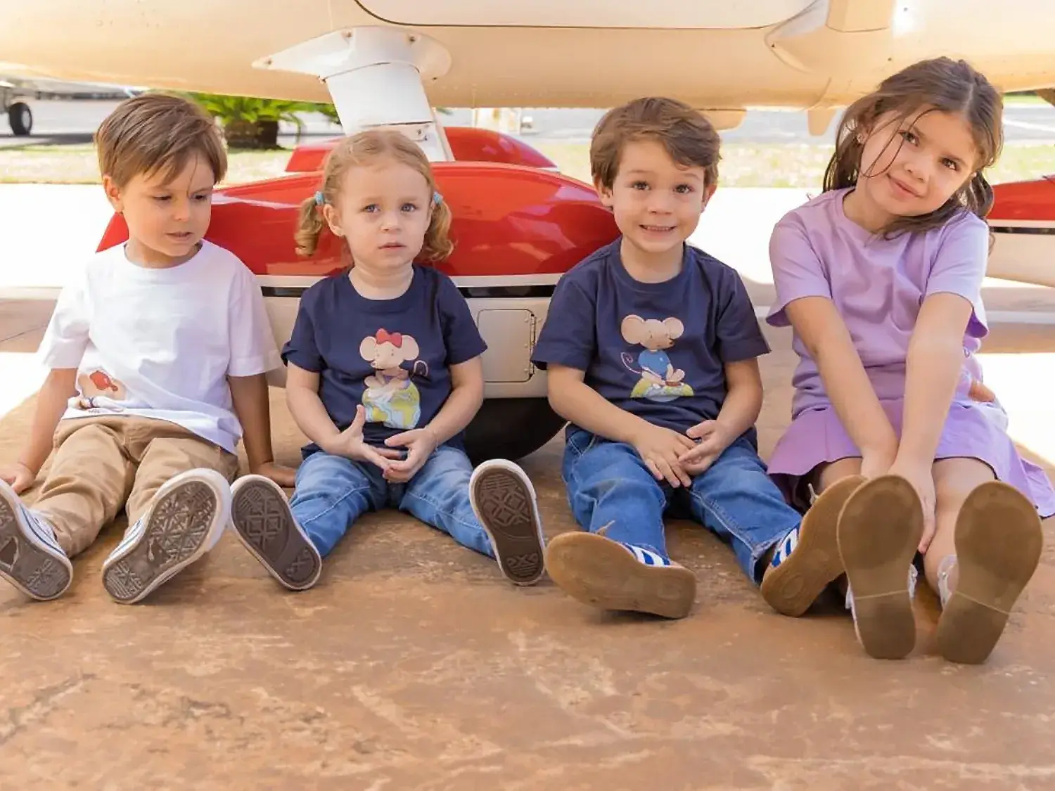 Capa - Crianças sentadas no chão usando Topolino Bambini