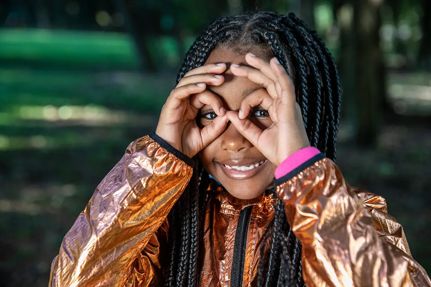 Menina usando casado corta vendo dourado em campanha da marca infantil Jooba