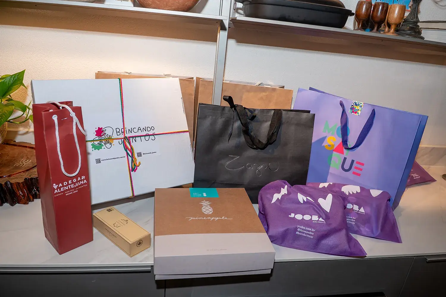 Produtos para sorteio no Petit Comitê com as Mães da Pracinha da Vila Nova Conceição, na Casa DUPAC, com tema de menopausa - Just Real Moms