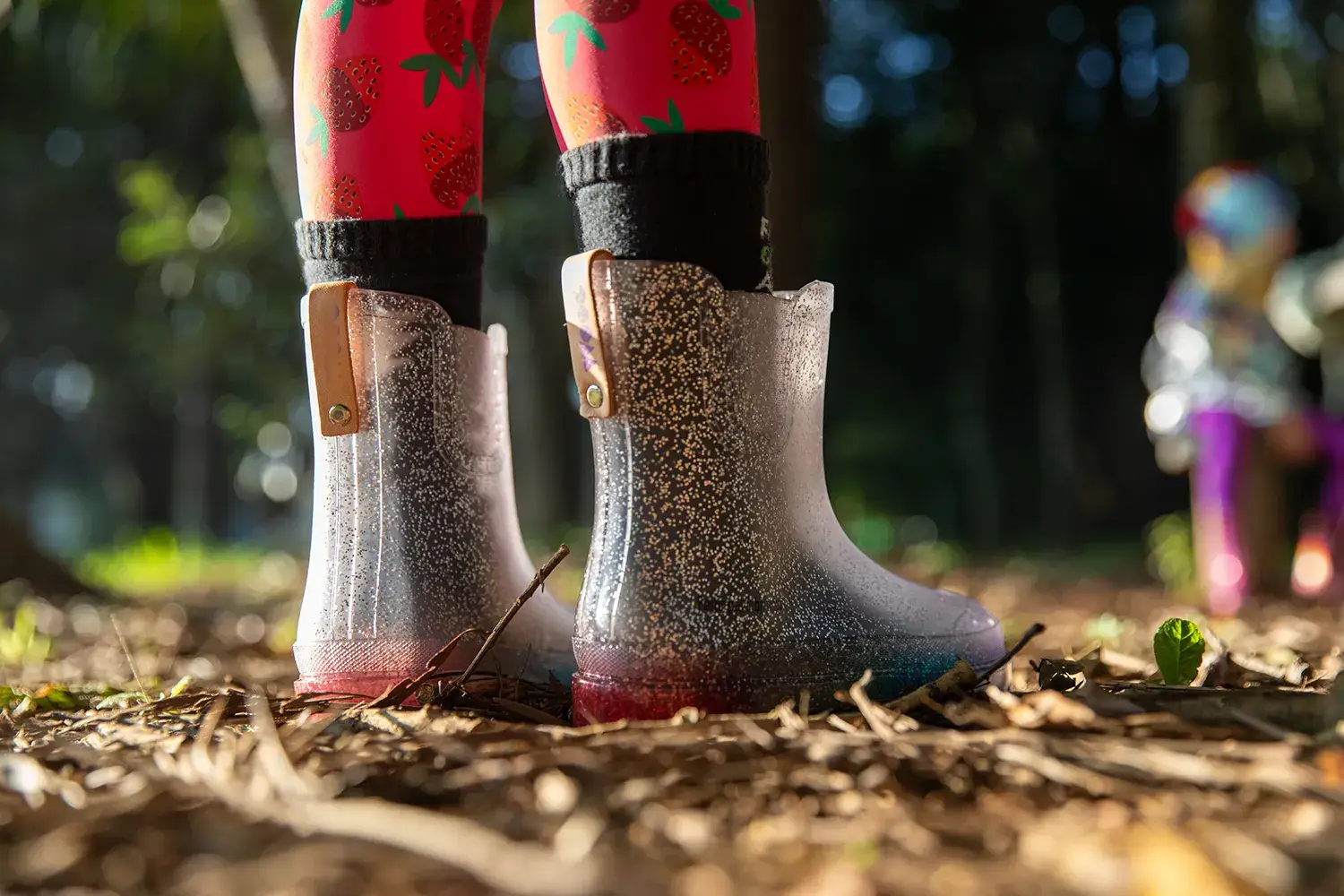 Galocha infantil transparente em campanha da marca infantil Jooba