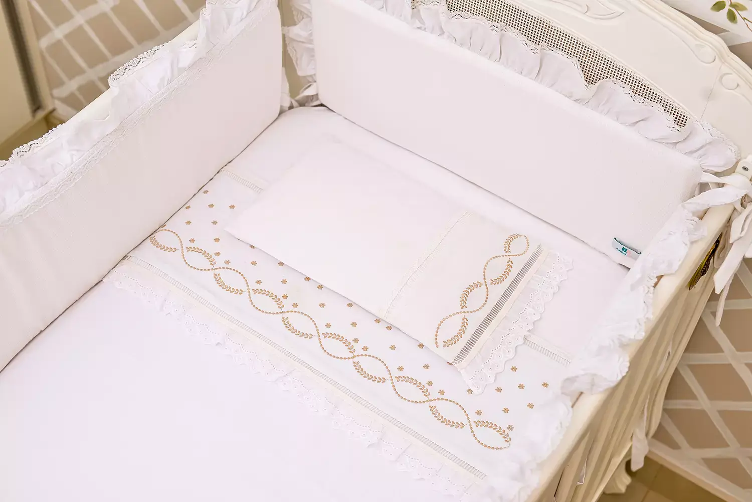 Enxoval do bebe com bordados dourados - Just Real Moms
