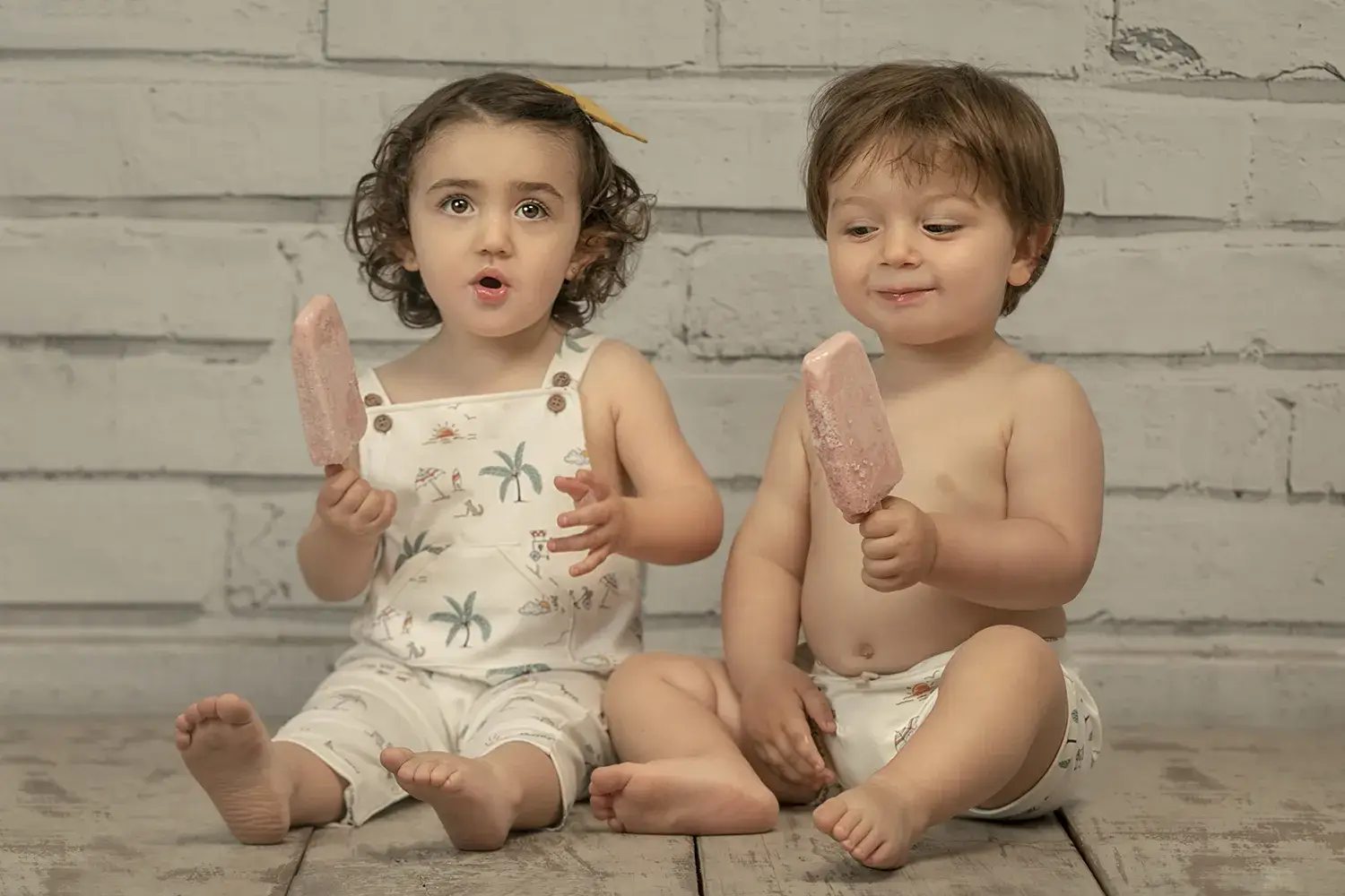 Crianças vestindo roupas infantis da Bambini Per Bambini de algodão pima