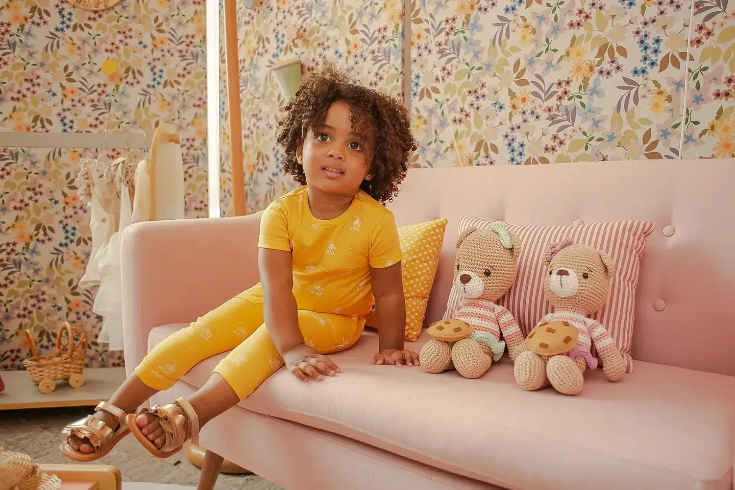 Menina vestindo conjunto amarelo da Bambini Per Bambini