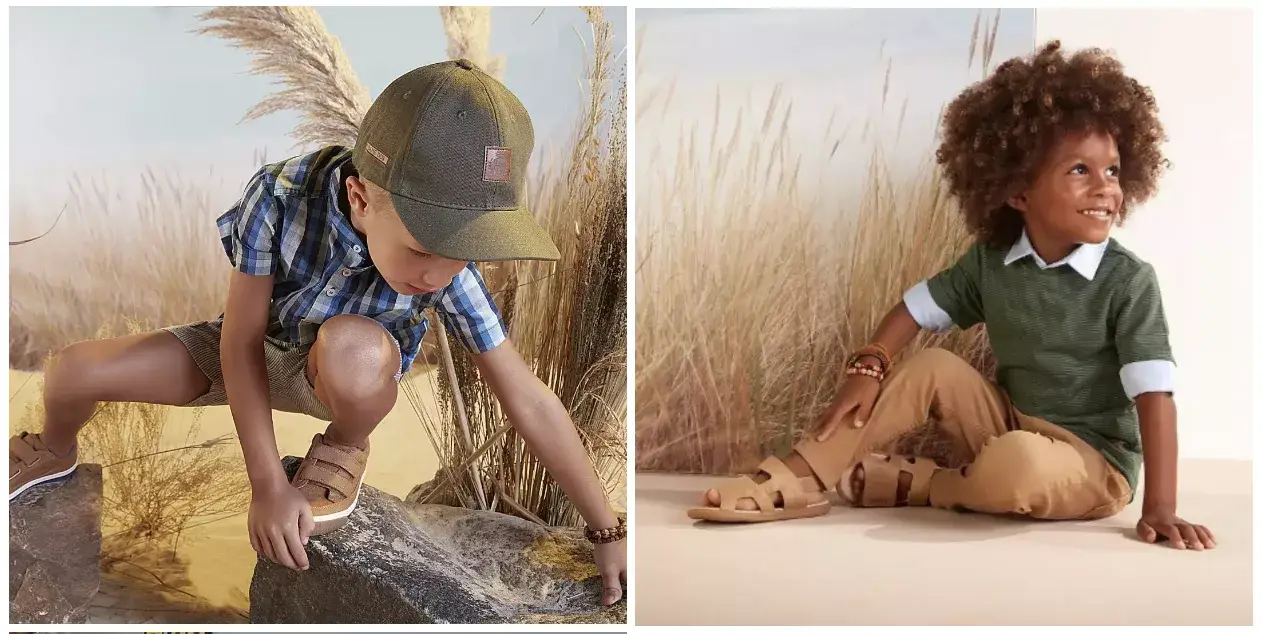 Menino de shorts e camiseta de manga curta com boné e outro menino de calça, papete e camiseta de manga curta com malha