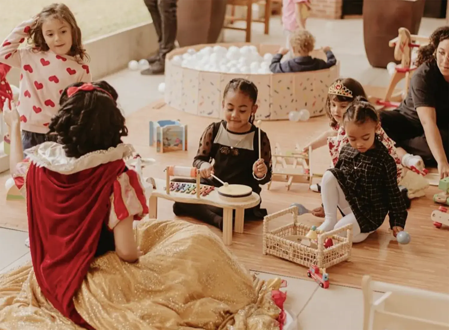 Crianças com brinquedos educativos de madeira com a E-Moon Eventos