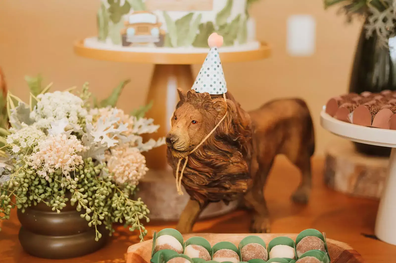 Leão de madeira parte da decoração da mesa de festa infantil com tema safari - Just Real Moms