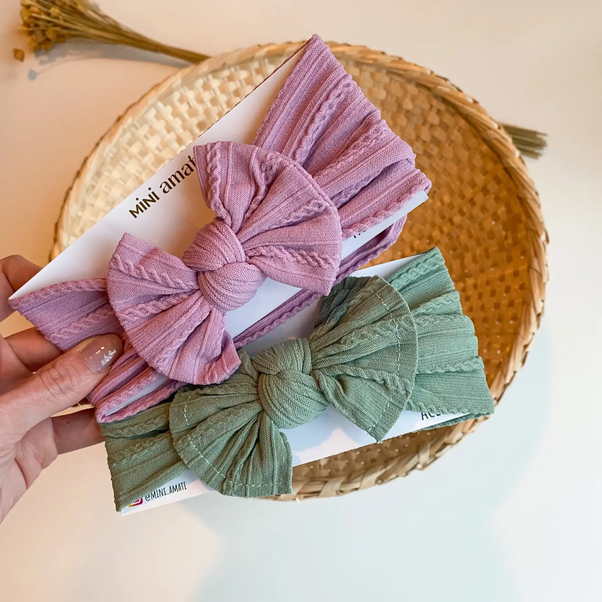 Laços infantis rosa e verde da Mini Amati - Just Real Moms