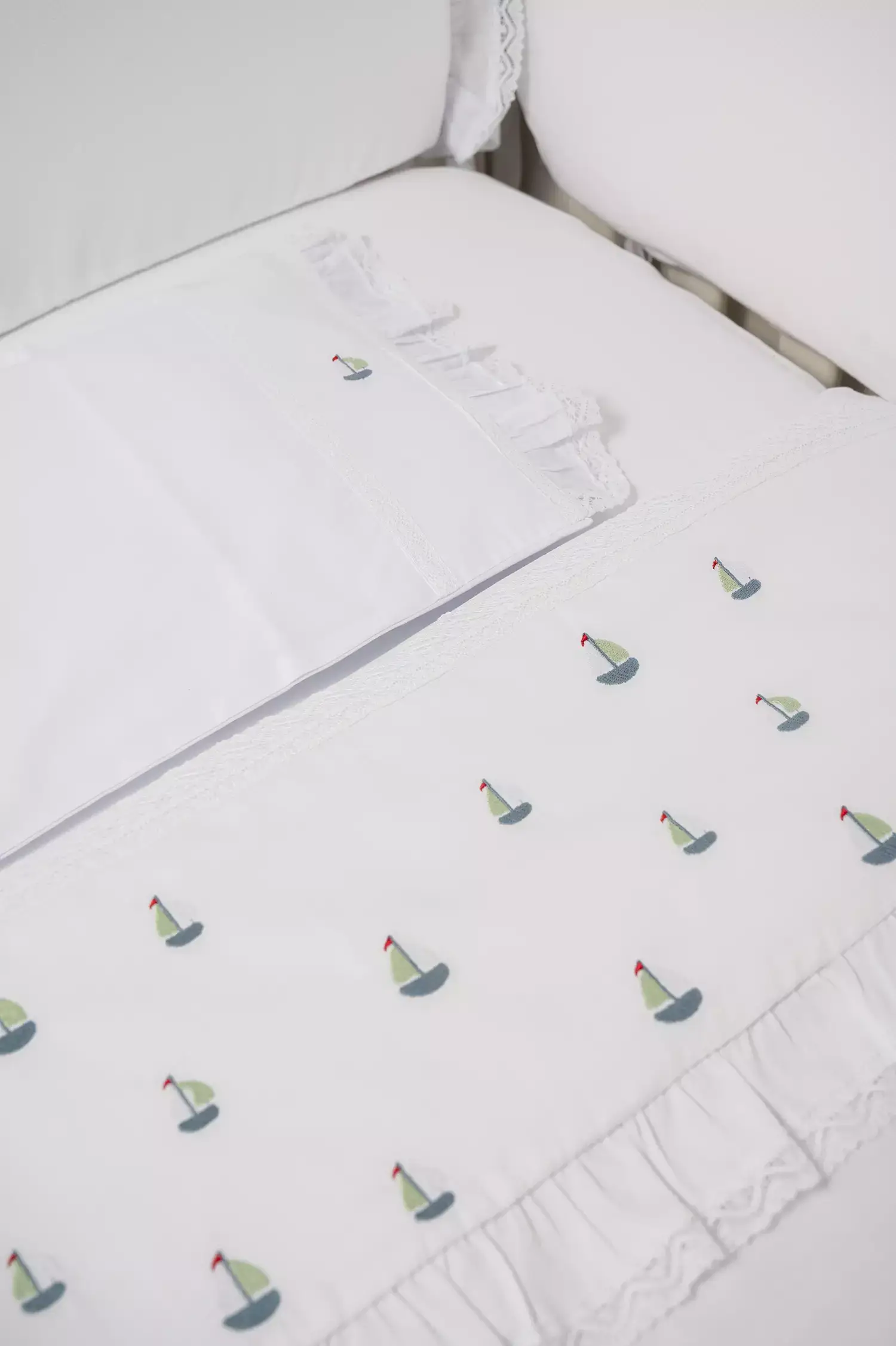 Roupa de cama do bebê com bordado de barquinhos - Just Real Moms