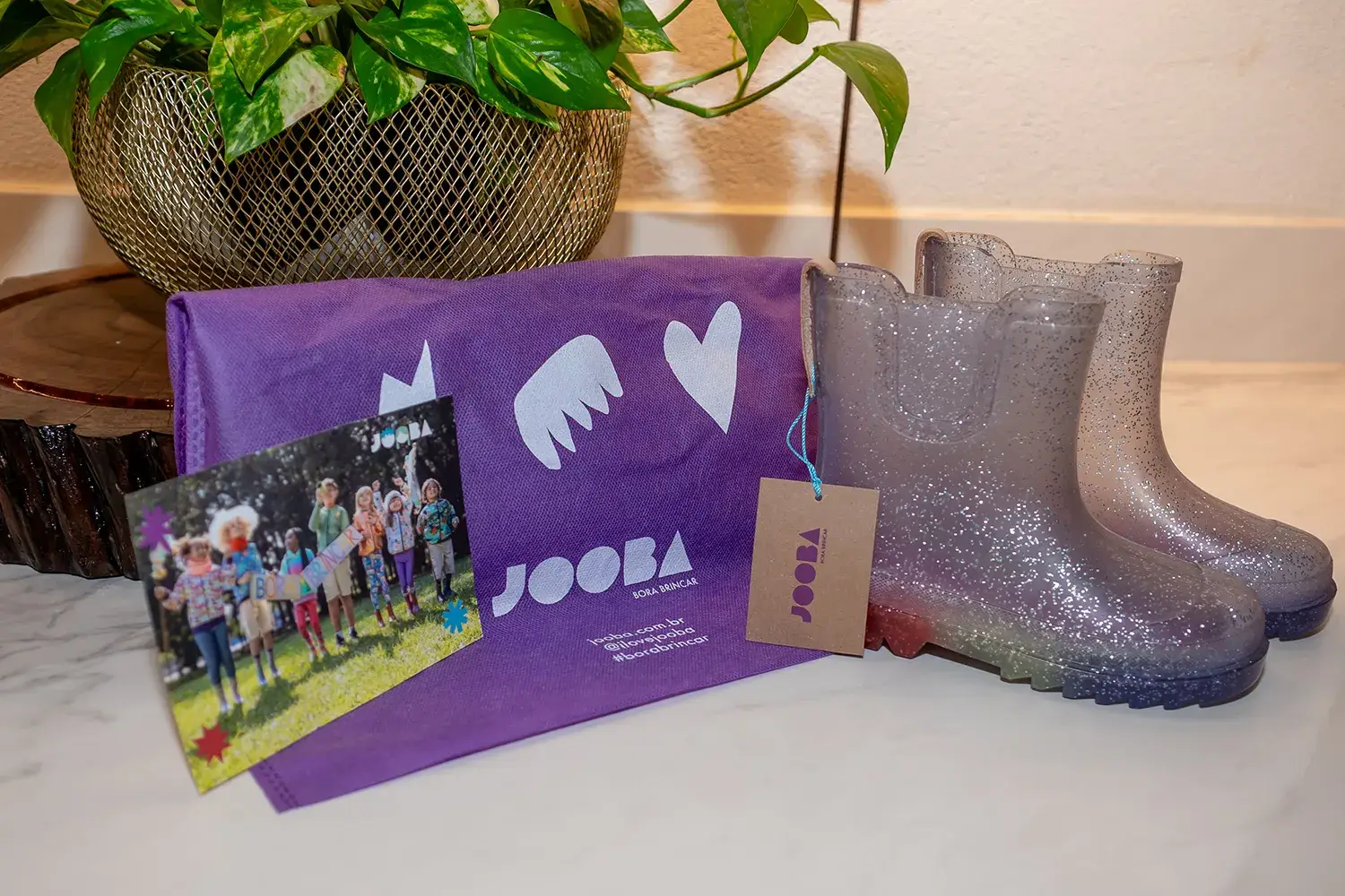 Galocha da Jooba com produto para sorteio no Petit Comitê com as Mães da Pracinha da Vila Nova Conceição, na Casa DUPAC, com tema de menopausa - Just Real Moms