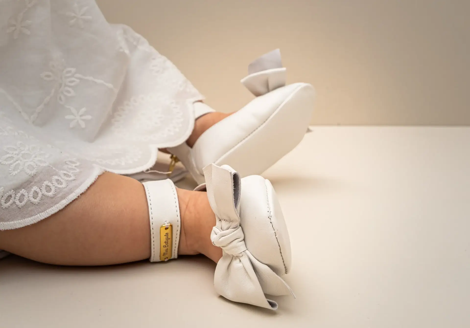 Sapatinho infantil branco de batizado