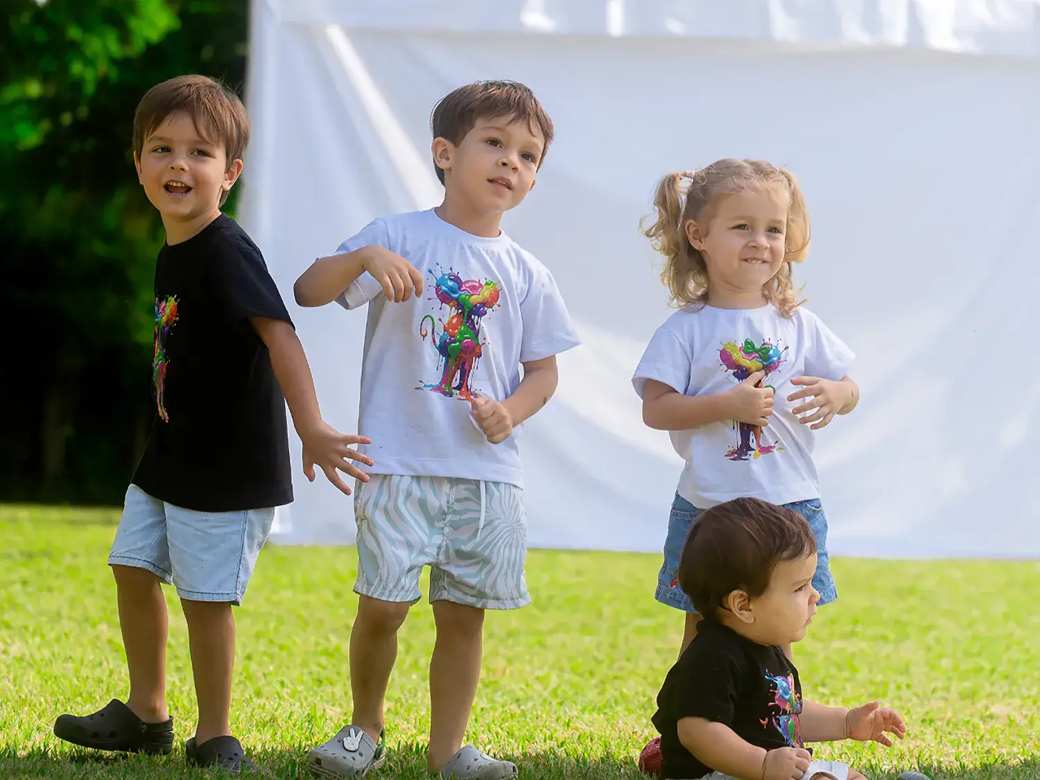 Crianças vestindo camisetas da Topolino Bambini