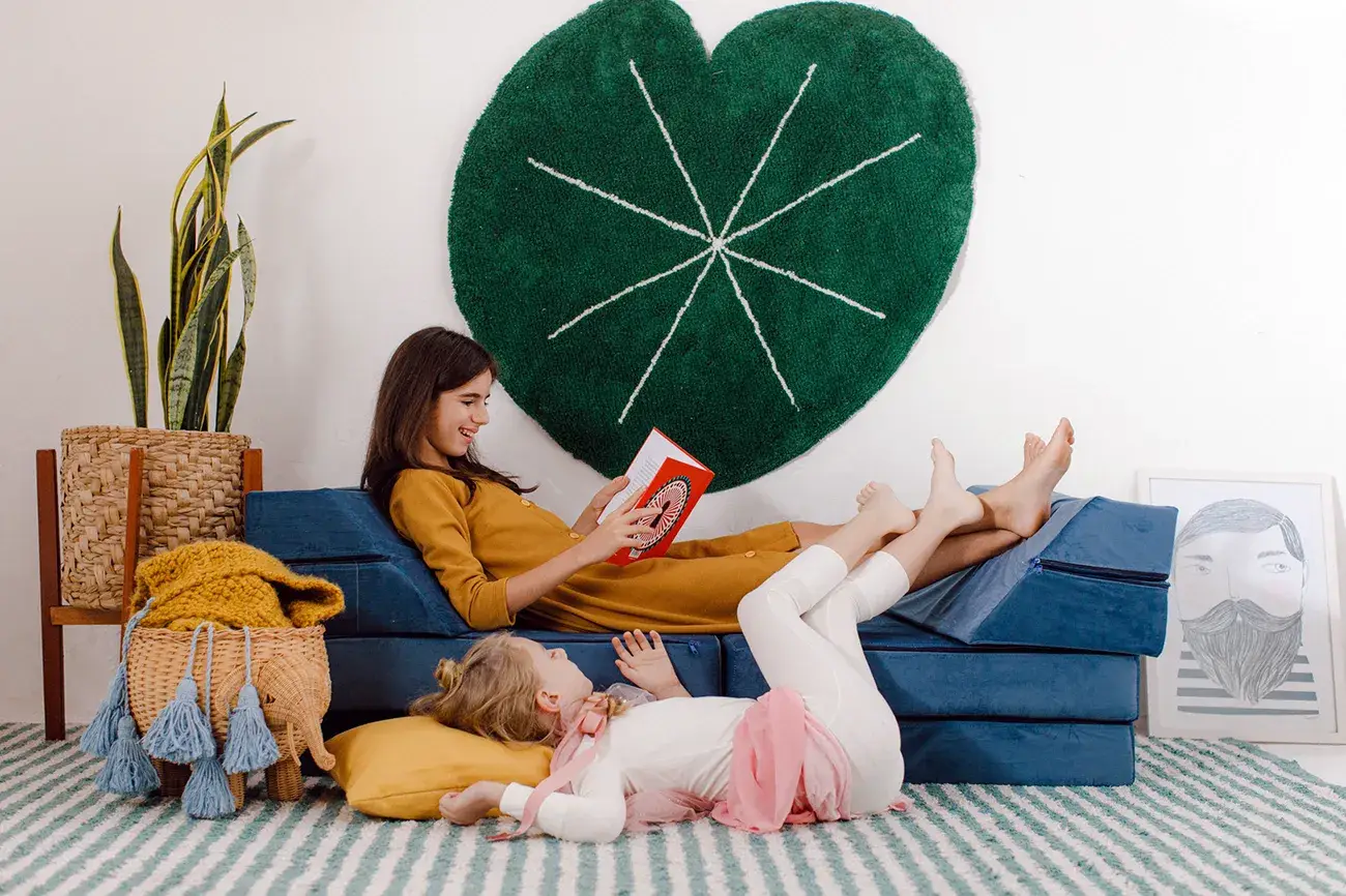 Mãe e filha lendo no play couch, sofar modular da Five Little Monkeys