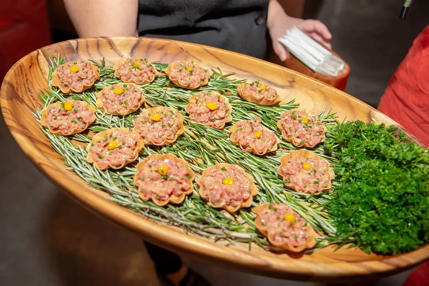 Entrada servida de steak tartare no Pause - Toda Mãe Merece um Pause - Just Real Moms