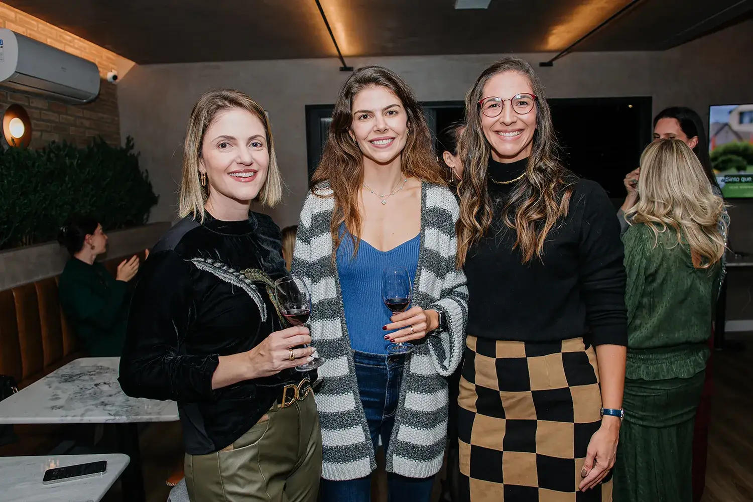 Convidadas com Diana Espindola da Vem Pro Vinho na experiência sensorial das Mães da Pracinha da Vila Nova Conceição e Just Real Moms