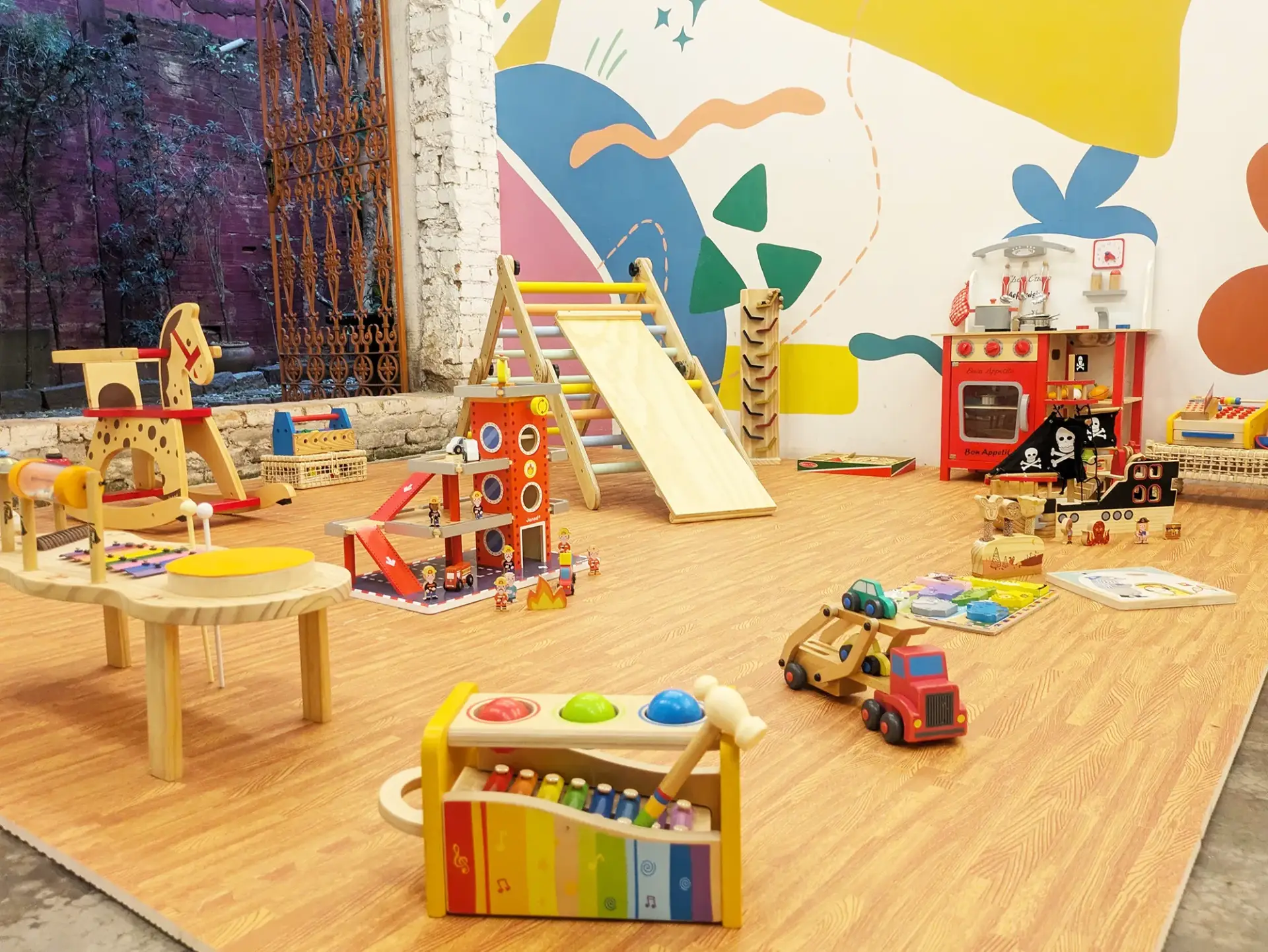 Espaço com brinquedos educativos da Bolimbolá