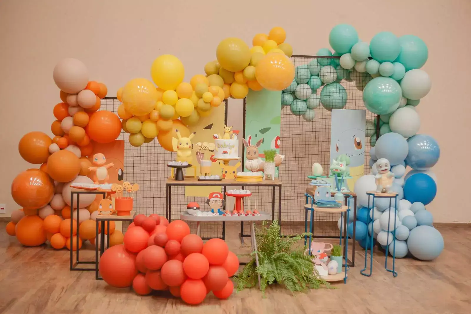 Balões coloridos em decoração de festa infantil - Just Real Moms