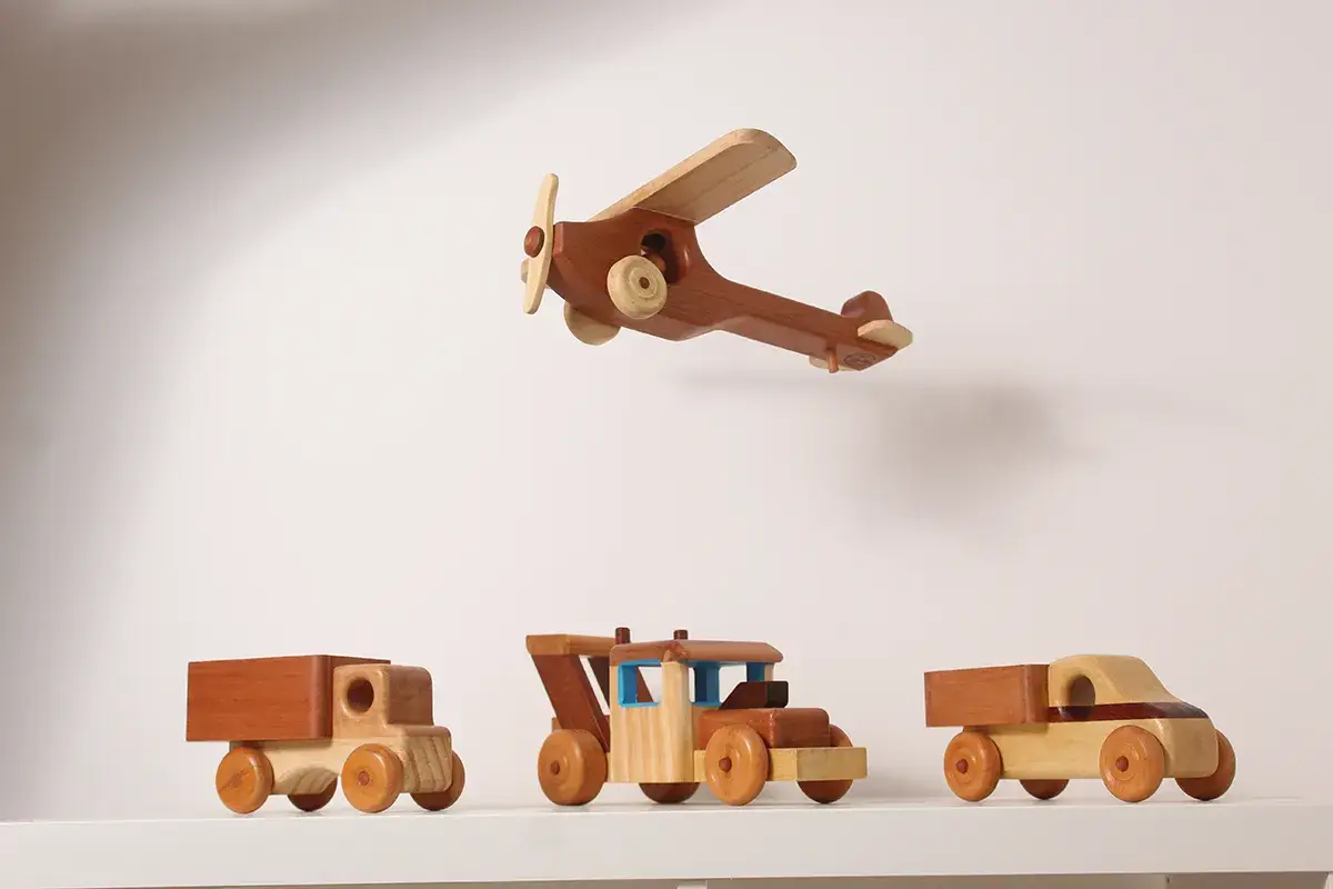 Brinquedos de madeira educativos - avião e carrinhos Clube Toys