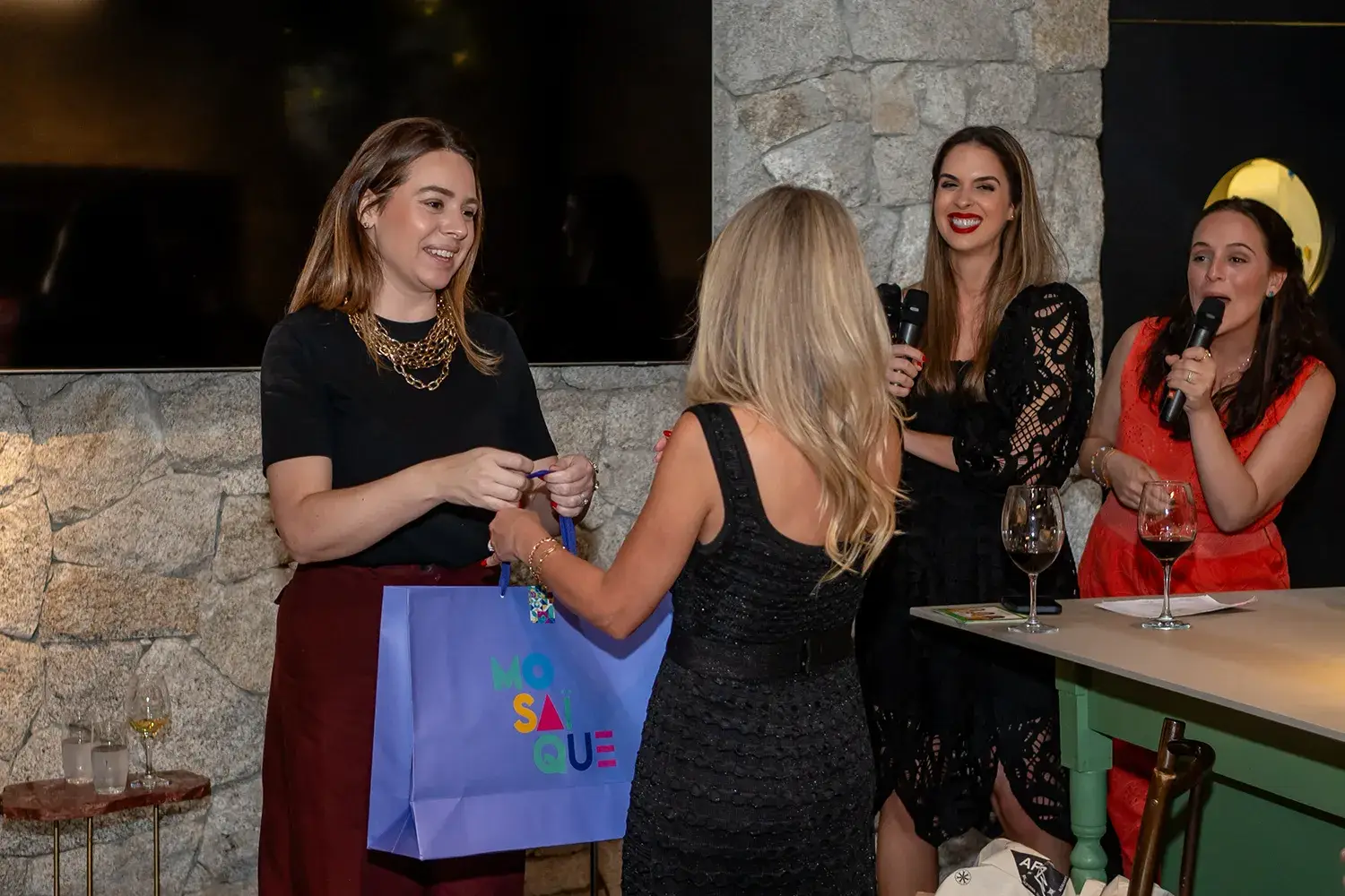 Mosaique Jogos com produto para sorteio no Petit Comitê com as Mães da Pracinha da Vila Nova Conceição, na Casa DUPAC, com tema de menopausa - Just Real Moms