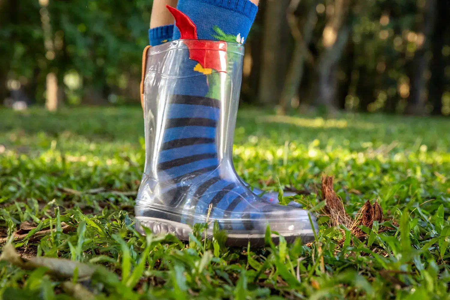 Zoom de galocha infantil para meninos em campanha da marca infantil Jooba