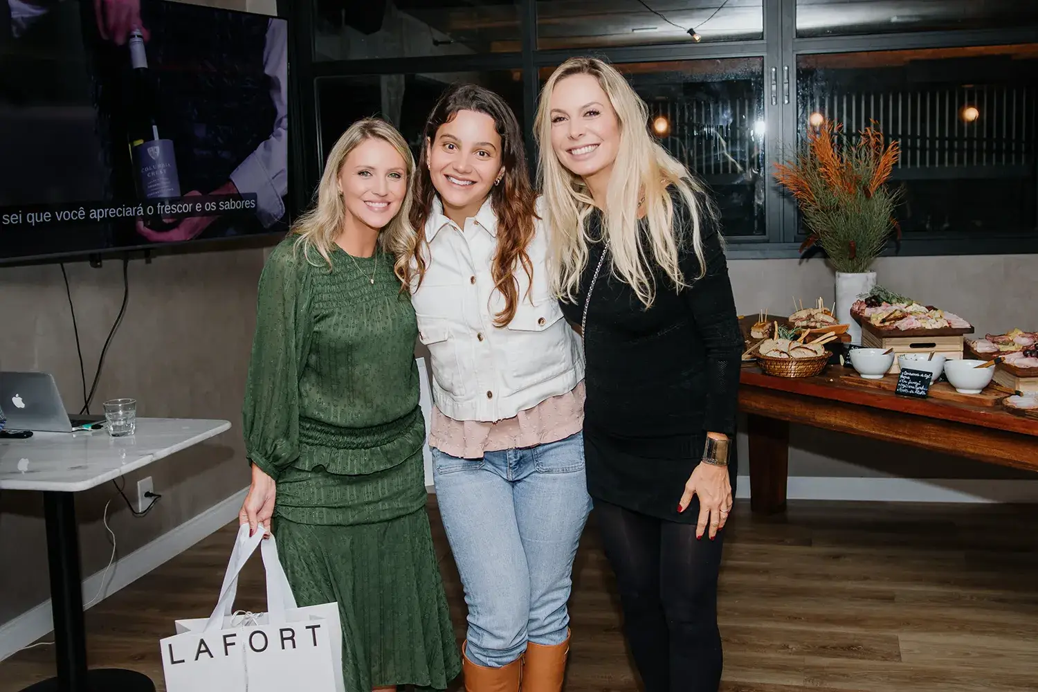 Sorteio da Lafort moda feminina - evento de degustação de vinho para as Mães da Pracinha da Vila Nova Conceição e Just Real Moms