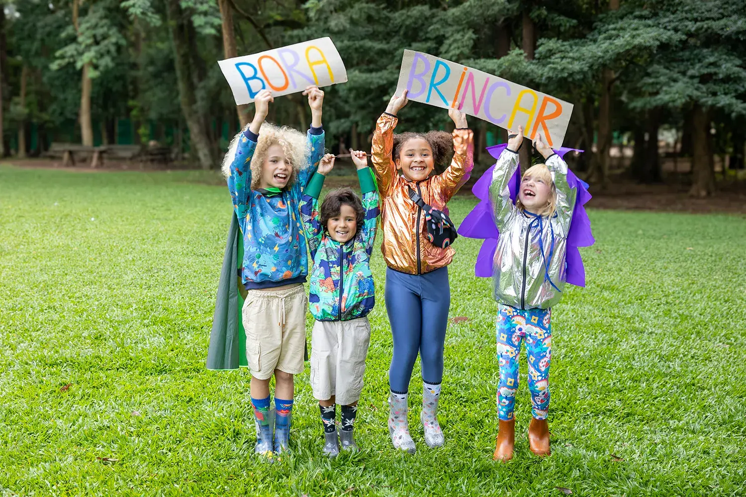 Crianças pulando com placas na mão dizendo Bora Brincar em campanha da marca infantil Jooba