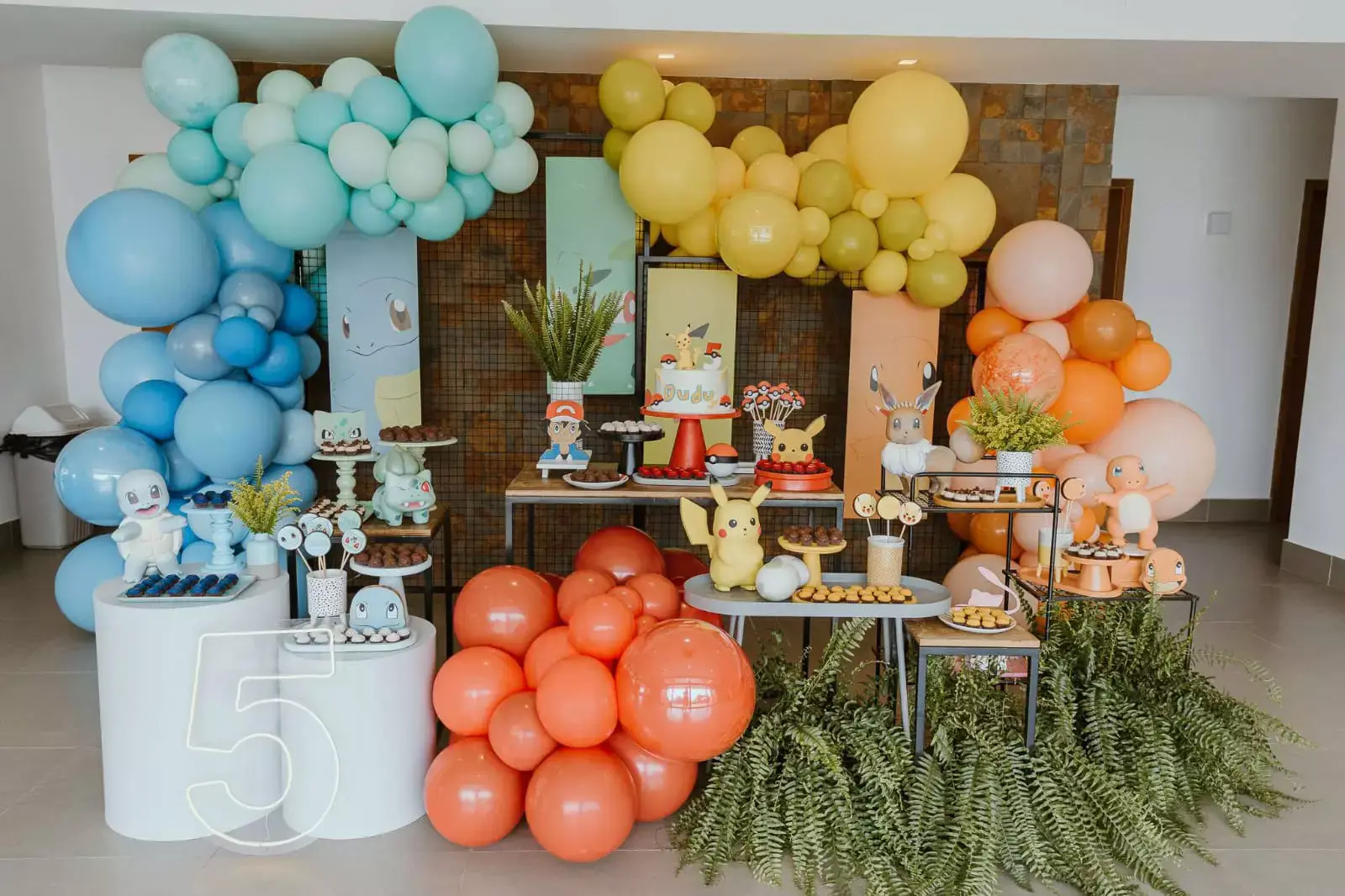 Balões coloridos para festa de 5 anos infantil com tema Pikachu - Just Real Moms