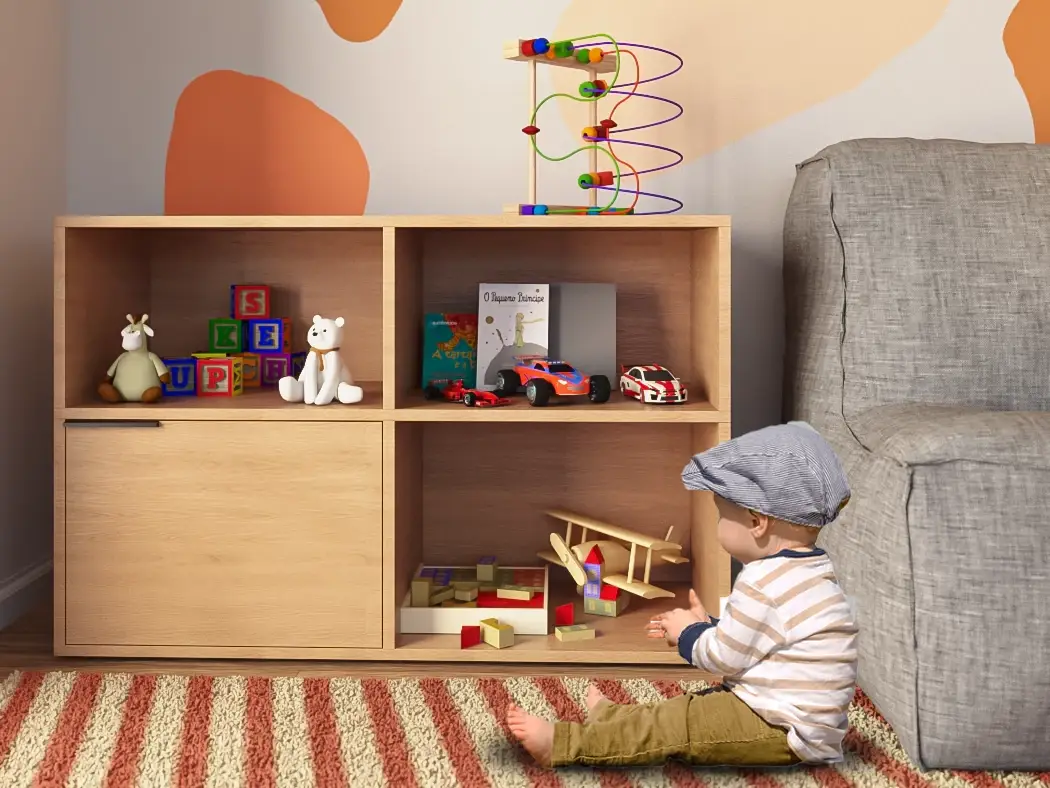 Estante de madeira em quarto infantil com menino bebê sentado no chão - Just Real Moms