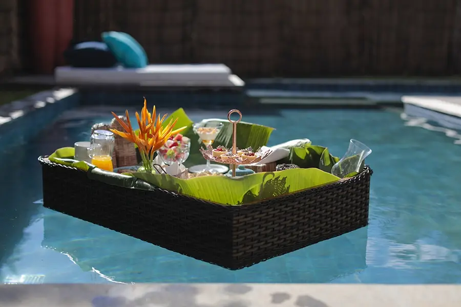 lanches servidos na piscina da Pousada Anttunina em Alagoas - para as férias de julho