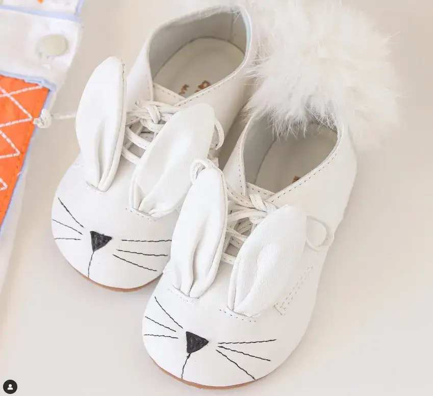 Sapatinho infantil branco de coelho temático da Amoreco Calçados